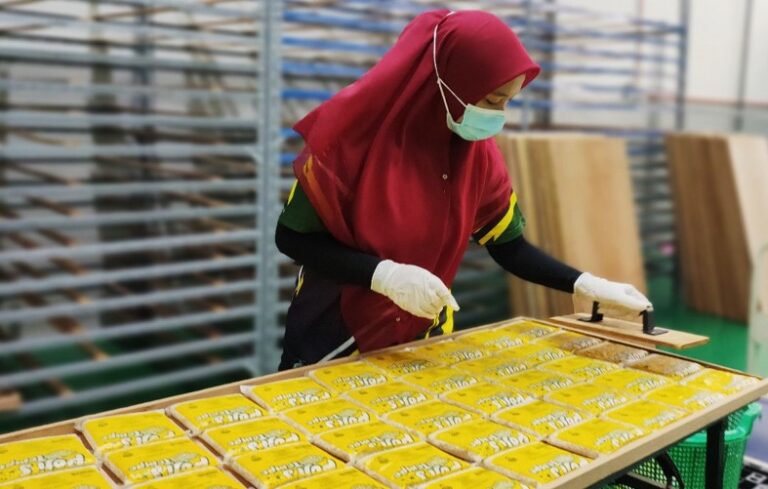 Kerja penyediaan tempe di kilang Poji’s